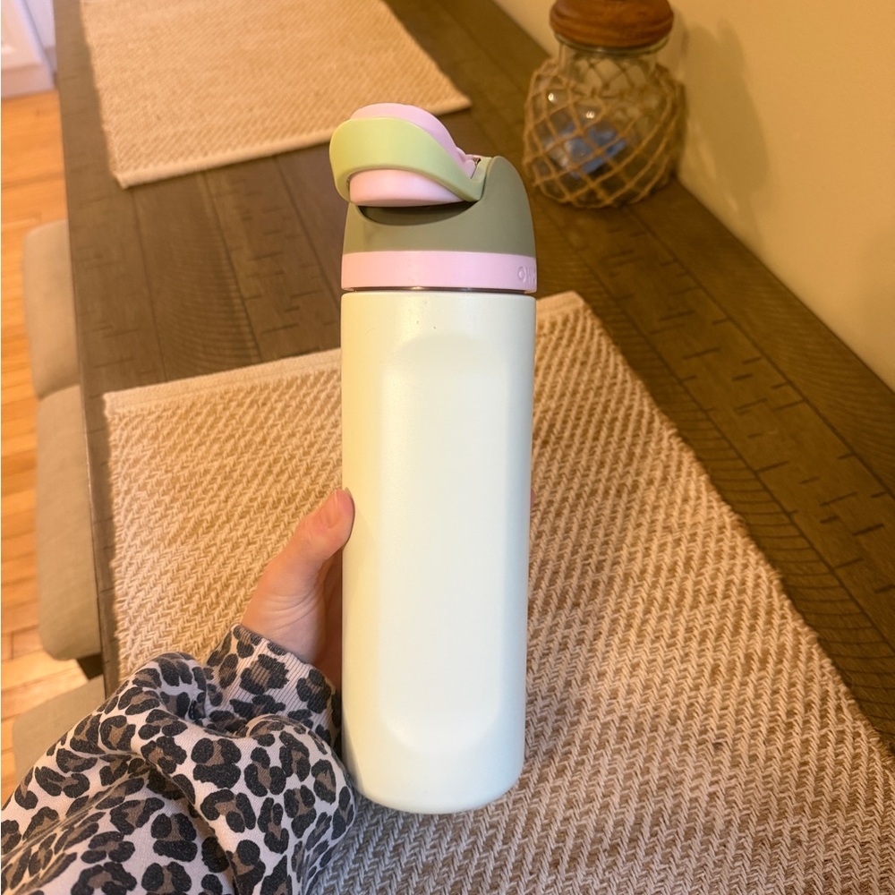 24oz Owala - Picture 4 of 6